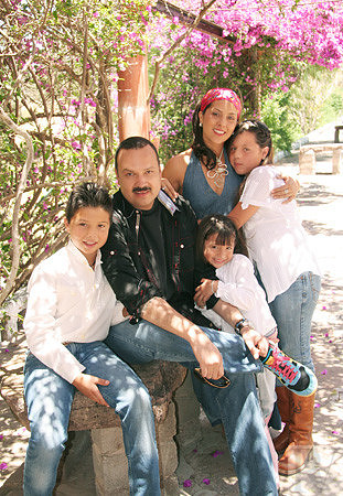 Pepe Aguilar y familia